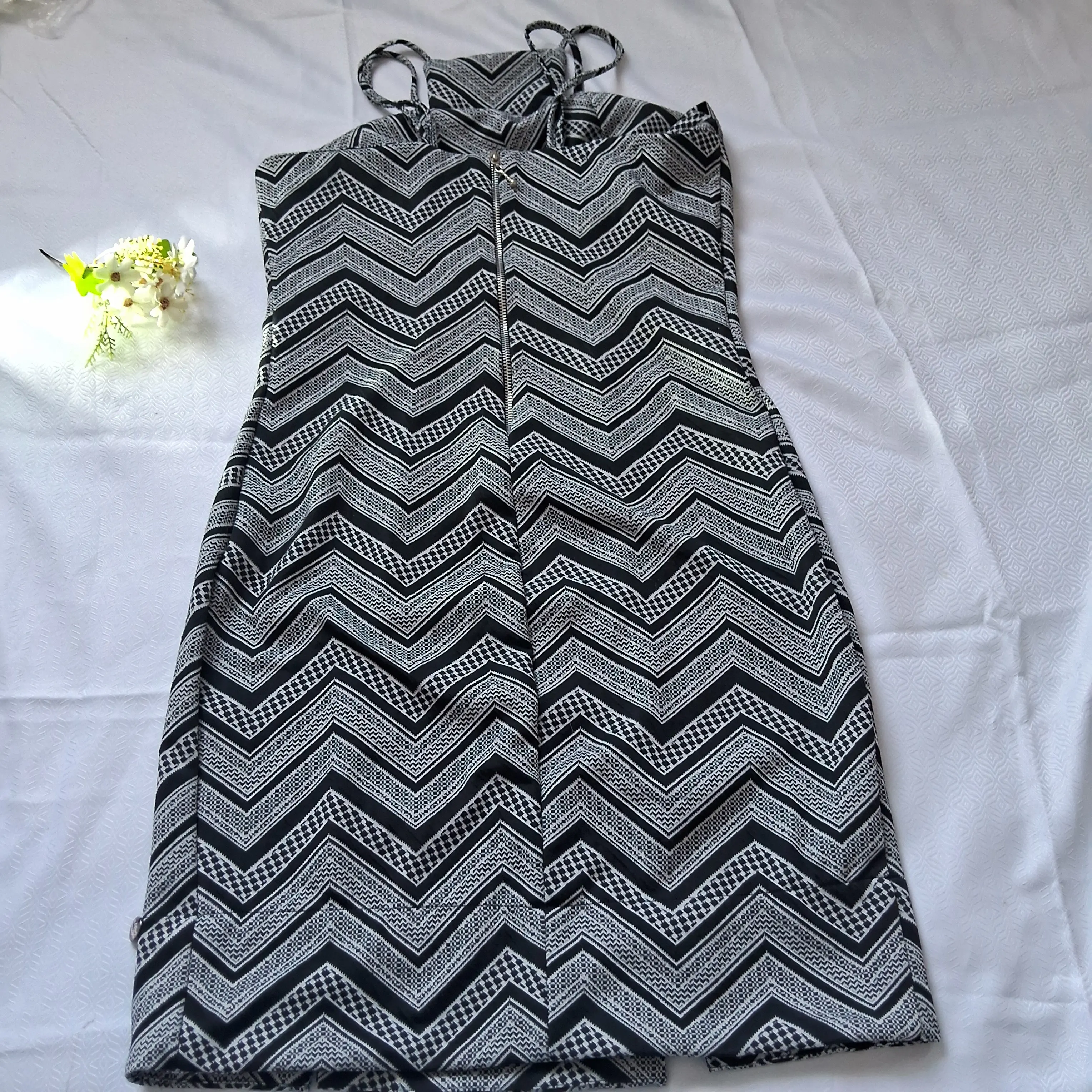 vestido preto e branco estampa Chevron-costas